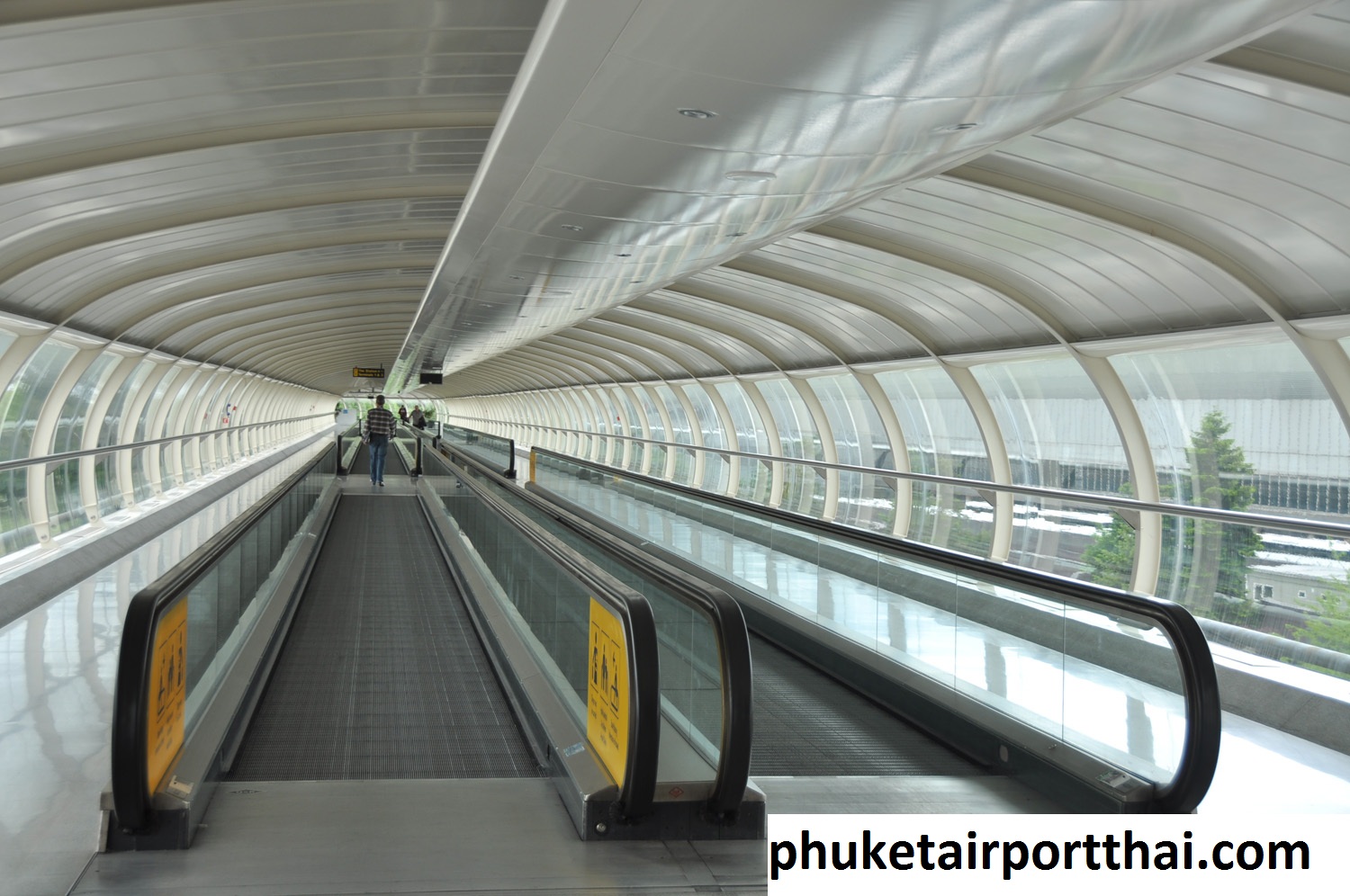Desain Travelator Pada Bandara Internasional Phuket Thailand